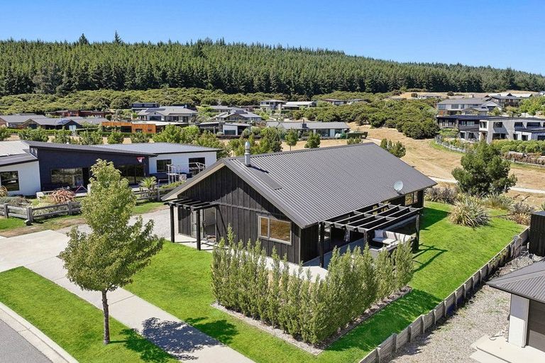 Photo of property in 52 Minaret Ridge, Wanaka, 9305