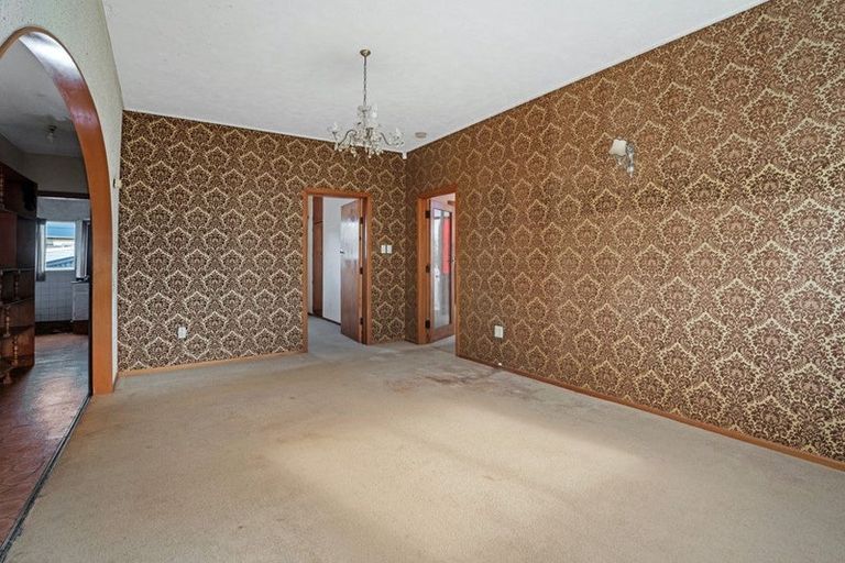 Photo of property in 18 Woburn Road, Northland, Wellington, 6012