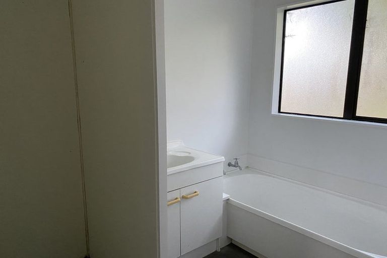 Photo of property in 2/8 Quiet Street, Te Atatu South, Auckland, 0610