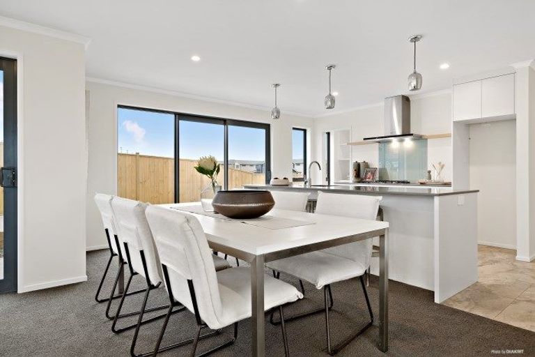 Photo of property in 76 Hayfield Way, Karaka, Papakura, 2113