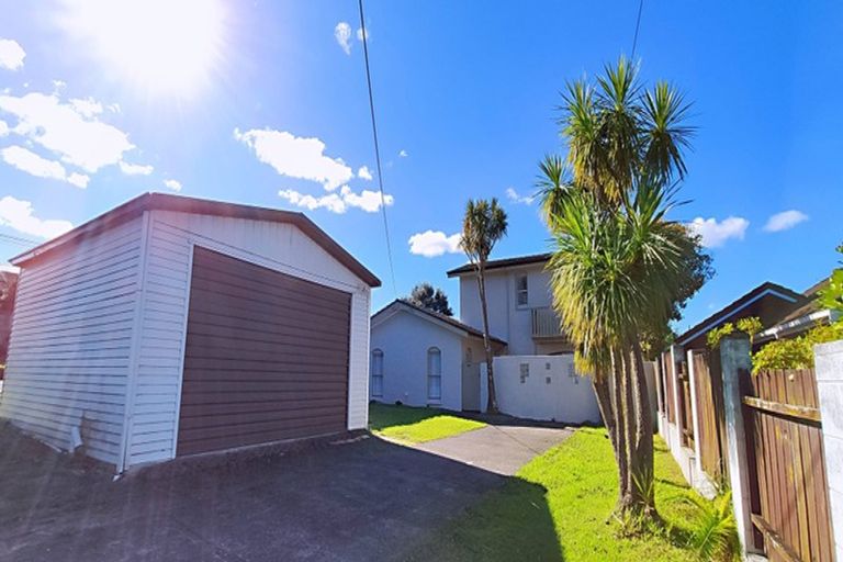 Photo of property in 12 Colwill Road, Massey, Auckland, 0614