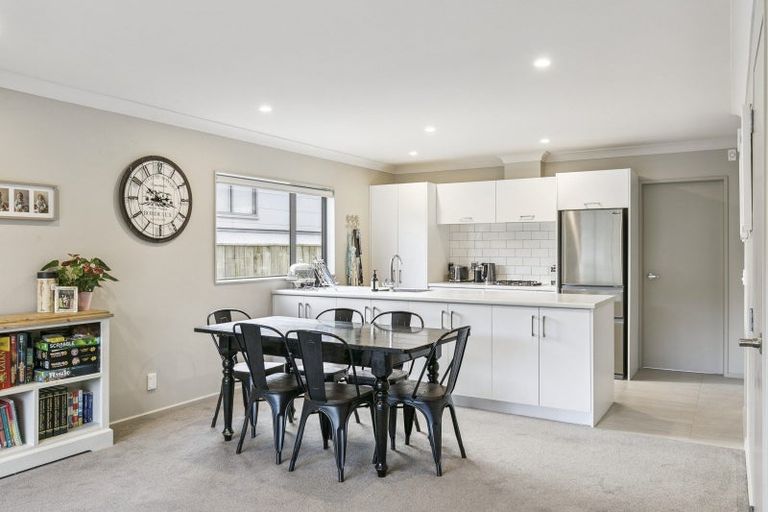 Photo of property in 2 Brindle Way, Newlands, Wellington, 6037