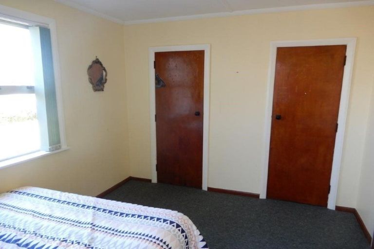 Photo of property in 2 Robbins Crescent, Hawera, 4610