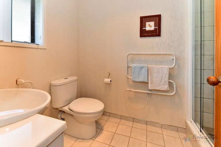 Photo of property in 2 Evanda Crescent, Conifer Grove, Takanini, 2112