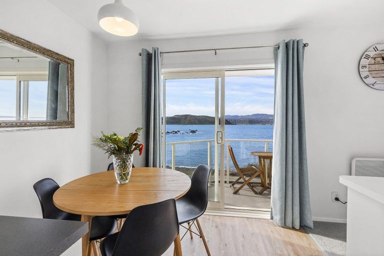 Photo of property in 2/420 Queens Drive, Lyall Bay, Wellington, 6022