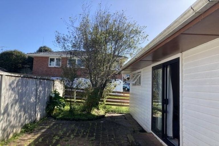 Photo of property in 11 Aplin Place, Birkdale, Auckland, 0626
