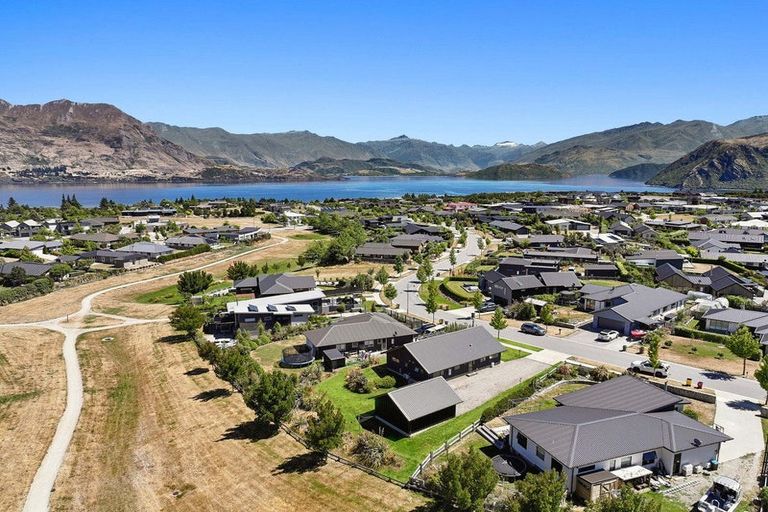 Photo of property in 52 Minaret Ridge, Wanaka, 9305