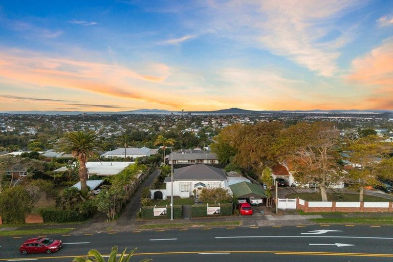 Photo of property in 133 Glenfield Road, Hillcrest, Auckland, 0626