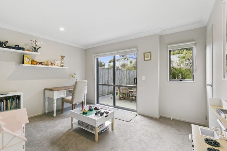 Photo of property in 2 Brindle Way, Newlands, Wellington, 6037