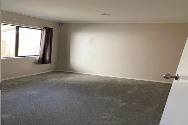 Photo of property in 17 St Catherine Crescent, West Harbour, Auckland, 0618
