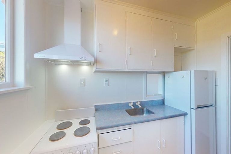 Photo of property in 2/10 Mataroa Avenue, Northland, Wellington, 6012