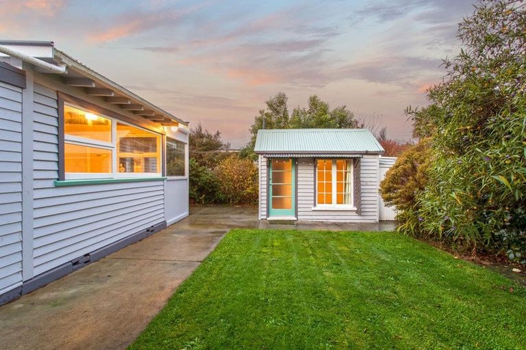 Photo of property in 18 Sandwich Road, Beckenham, Christchurch, 8023
