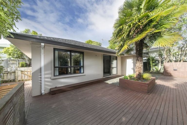 Photo of property in 37 Hewlett Road, Massey, Auckland, 0614