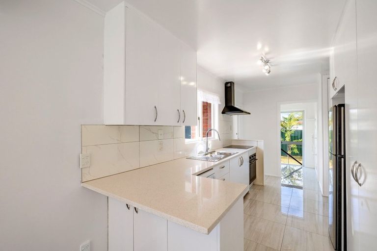 Photo of property in 31 London Street, Te Atatu Peninsula, Auckland, 0610