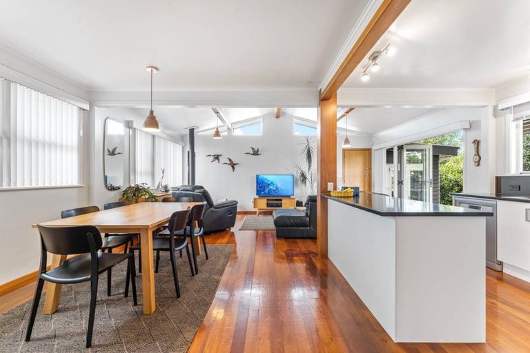 Photo of property in 6 Clinton Avenue, Te Atatu Peninsula, Auckland, 0610