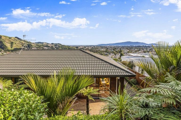 Photo of property in 77 Kakariki Grove, Waikanae, 5036