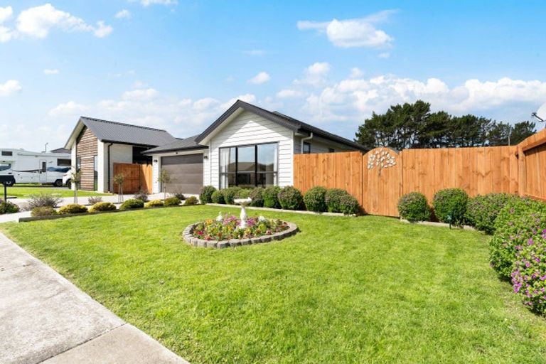 Photo of property in 24 Opouatu Avenue, Glenbrook, 2681