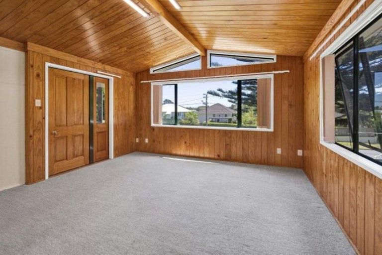Photo of property in 15 Awanui Street, Merrilands, New Plymouth, 4312