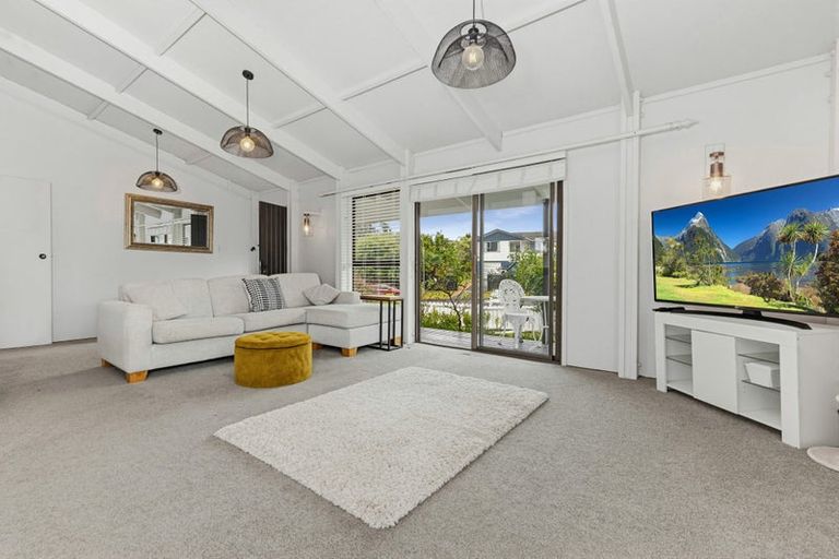 Photo of property in 11 Foyle Place, Glendene, Auckland, 0602