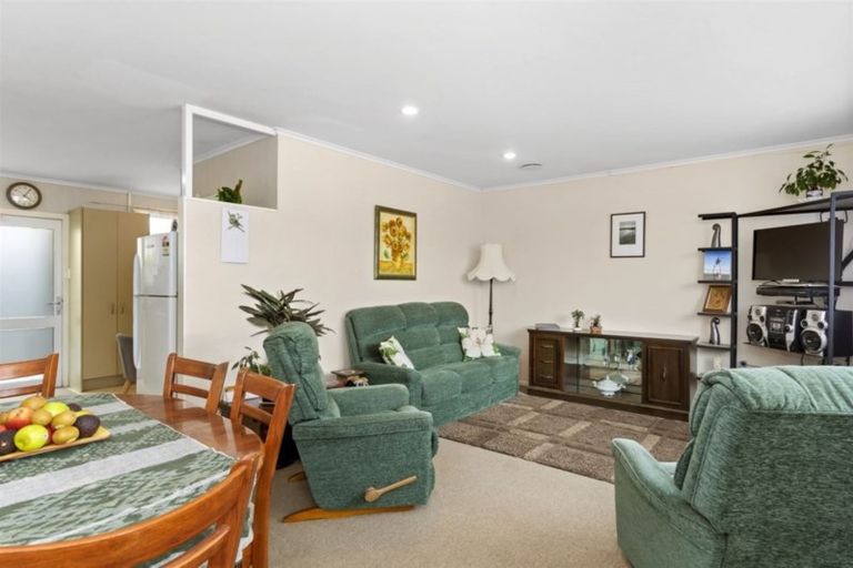 Photo of property in 2/92 Ngatai Road, Otumoetai, Tauranga, 3110