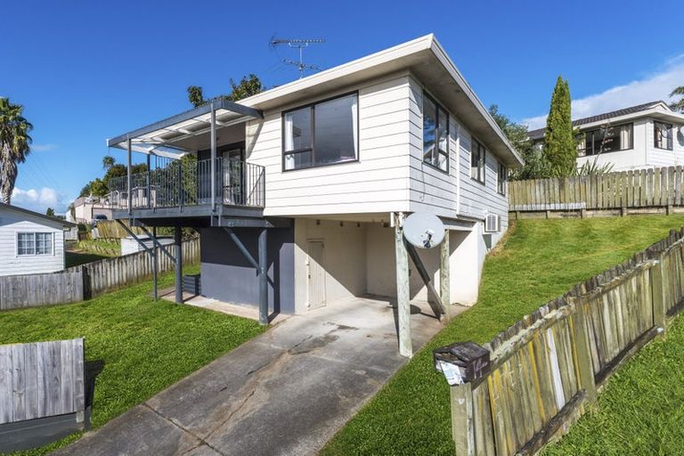 Photo of property in 12 Halloran Place, Massey, Auckland, 0614