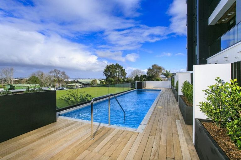 Photo of property in Frank Sargeson Apts, 401/74 Anzac Street, Takapuna, Auckland, 0622