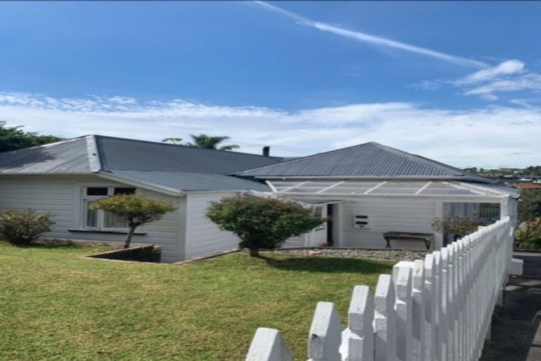 Photo of property in 2/22 Kiteroa Terrace, Rothesay Bay, Auckland, 0630