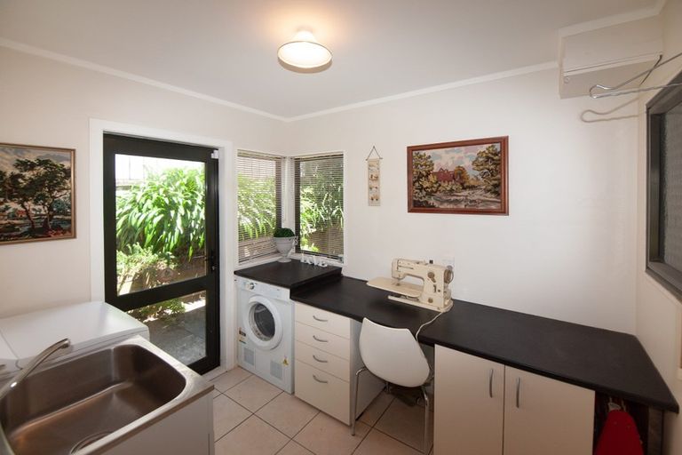 Photo of property in 6 Derry Hill, Churton Park, Wellington, 6037