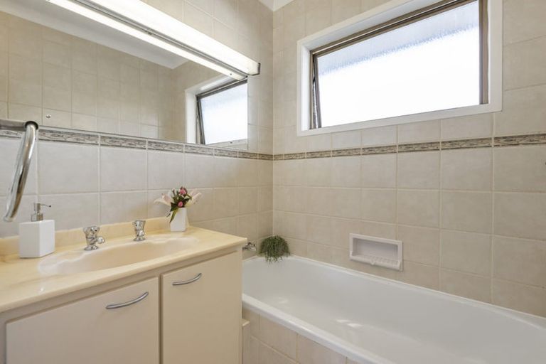 Photo of property in 33 Eversleigh Road, Belmont, Auckland, 0622