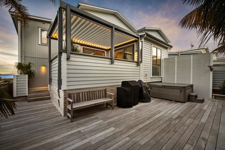 Photo of property in 32 Provence Esplanade, Te Atatu Peninsula, Auckland, 0610