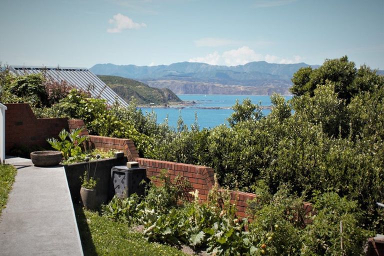 Photo of property in 34 Hungerford Road, Lyall Bay, Wellington, 6022