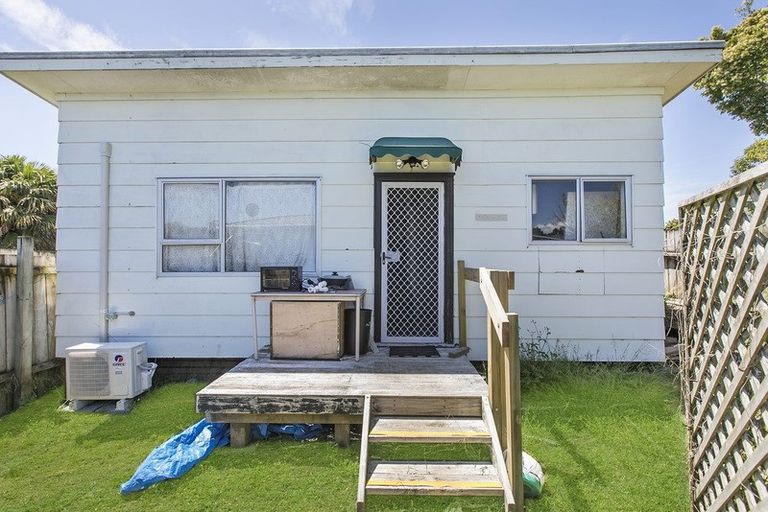 Photo of property in 13 Pipitea Place, Massey, Auckland, 0614
