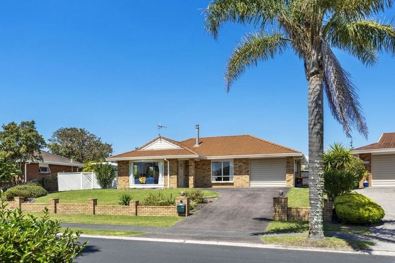 Photo of property in 196 Lakeside Drive, Orewa, 0931