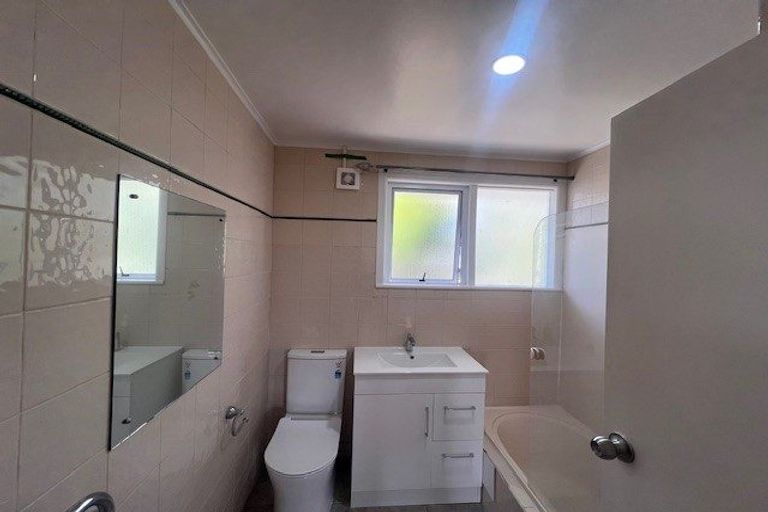 Photo of property in 1/666 East Coast Road, Pinehill, Auckland, 0630