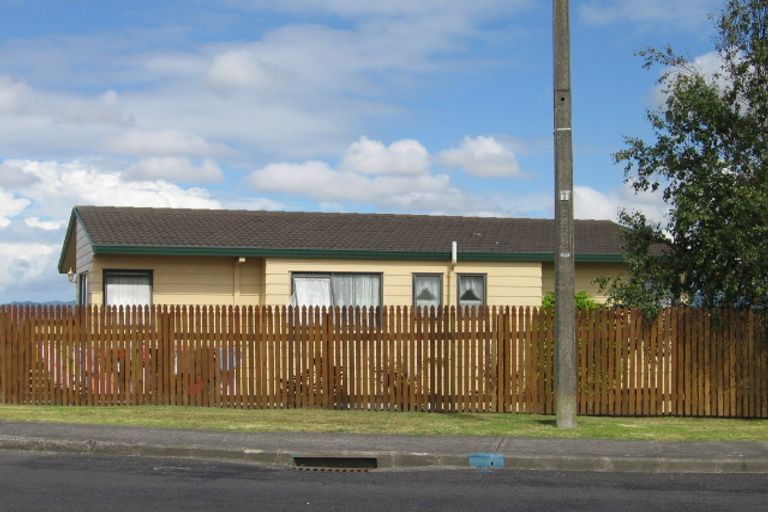 Photo of property in 119 Luckens Road, West Harbour, Auckland, 0618