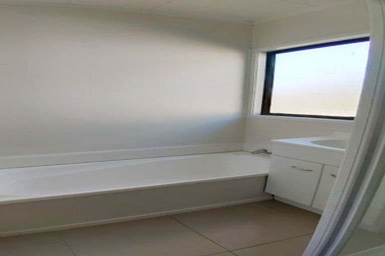 Photo of property in 2/1 Landsdale Place, Massey, Auckland, 0614