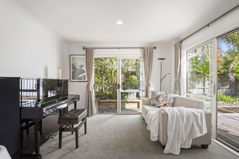 Photo of property in 16 Oakway Drive, Schnapper Rock, Auckland, 0632