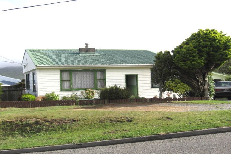 Photo of property in 13 Ruskin Road, Newlands, Wellington, 6037