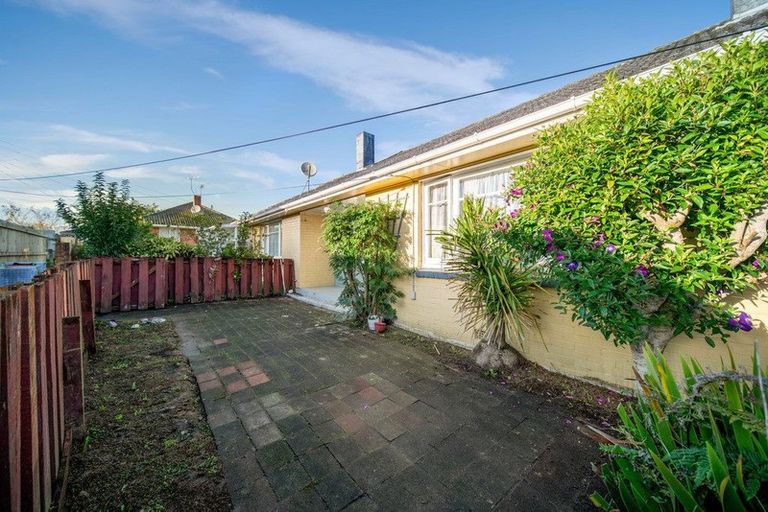 Photo of property in 2/8 Jennifer Place, Papatoetoe, Auckland, 2025