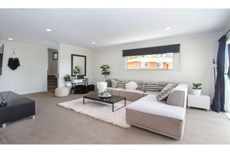 Photo of property in 1/27 Sovereign Place, Glenfield, Auckland, 0629