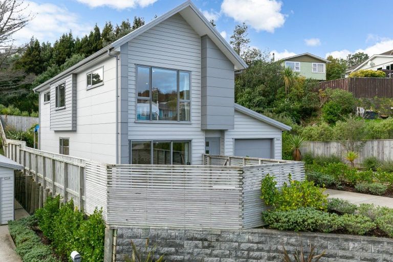 Photo of property in 2 Brindle Way, Newlands, Wellington, 6037