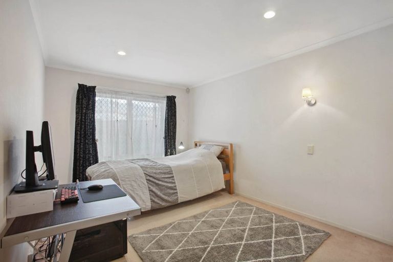 Photo of property in 8 Yarlside Place, Northpark, Auckland, 2013