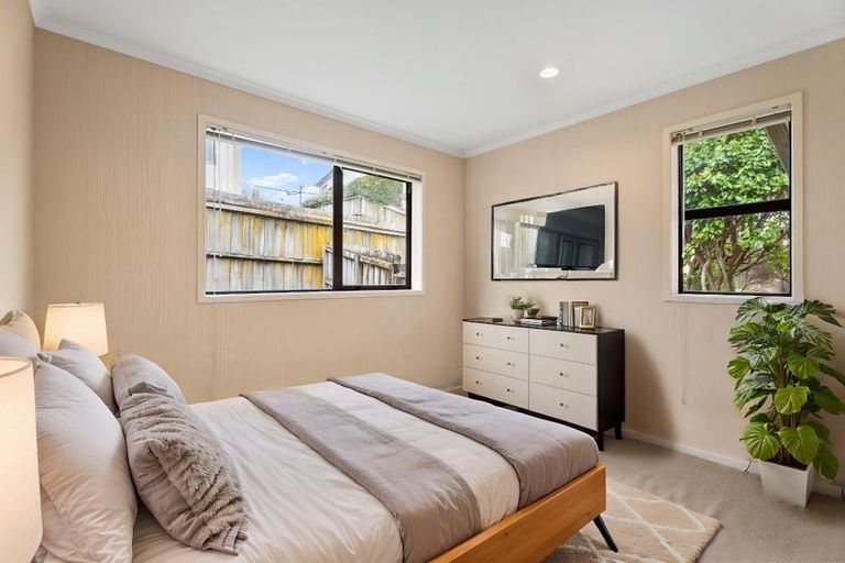 Photo of property in 92 George Deane Place, Greenhithe, Auckland, 0632