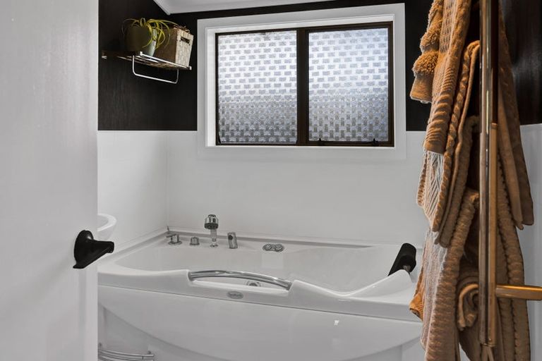 Photo of property in 10 Kamahi Avenue, Hawera, 4610