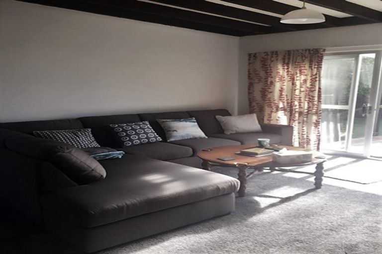 Photo of property in 17a Kingsbridge Place, Newlands, Wellington, 6037