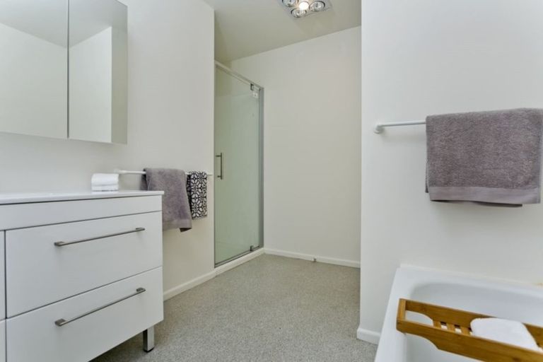 Photo of property in 5 Sandpiper Grove, Unsworth Heights, Auckland, 0632