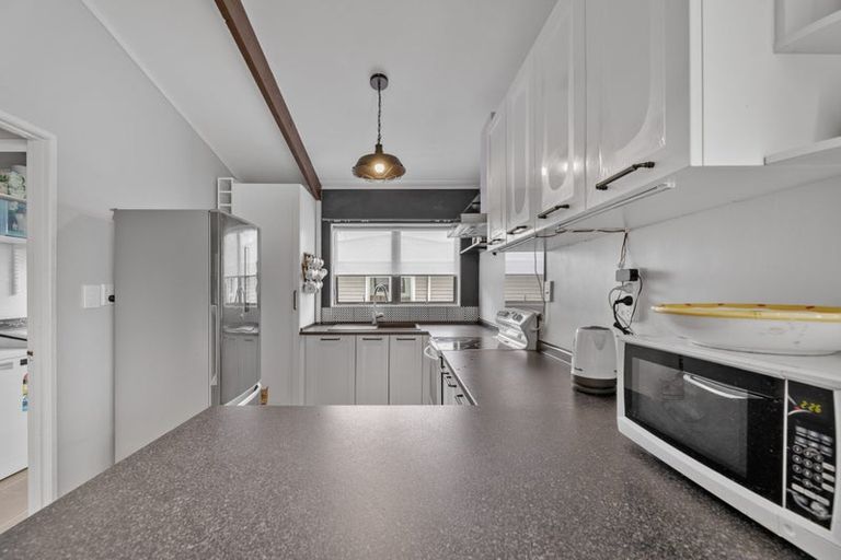 Photo of property in 2/180 Henderson Valley Road, Henderson, Auckland, 0612