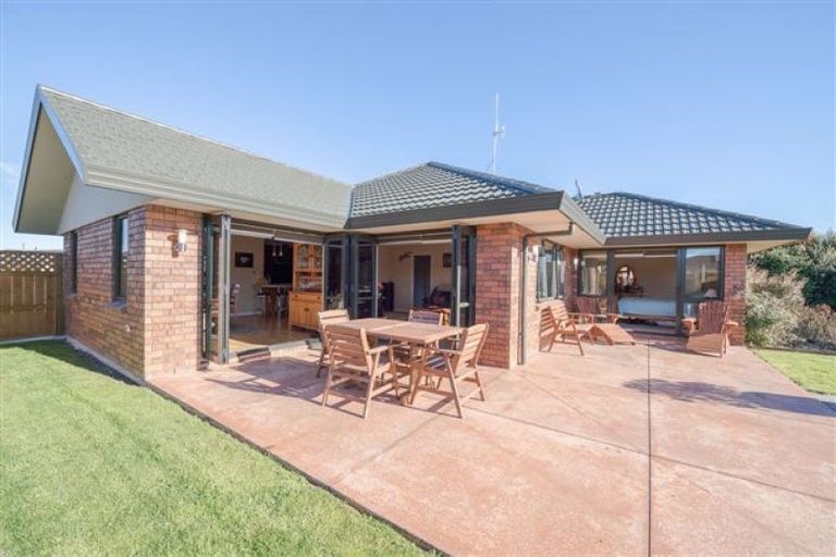 Photo of property in 44 Tennyson Avenue, Kelvin Grove, Palmerston North, 4414