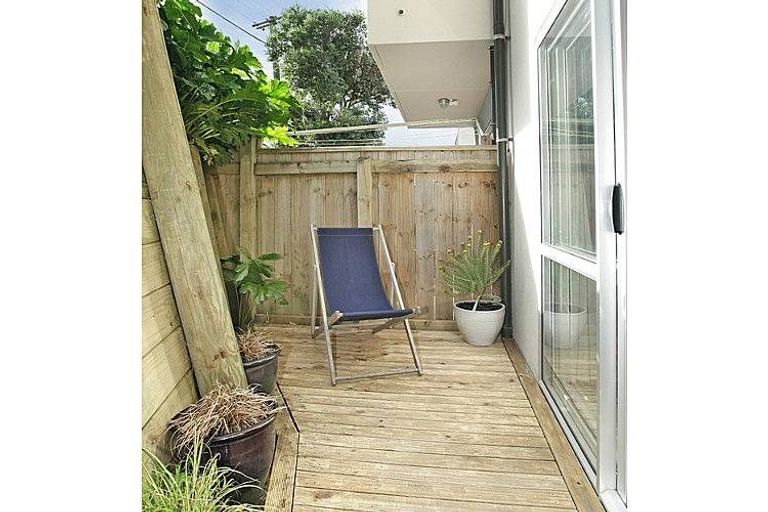 Photo of property in 7/138 Queens Drive, Lyall Bay, Wellington, 6022