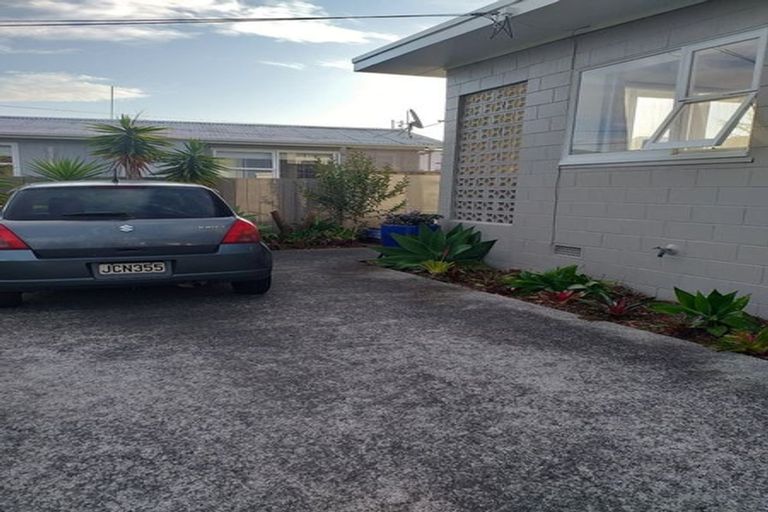 Photo of property in 1/27 Neptune Avenue, Beach Haven, Auckland, 0626